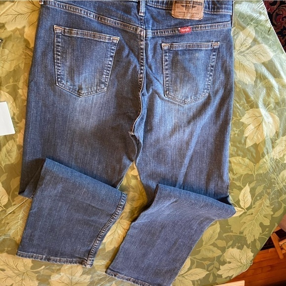 𝅺wrangler Elastic Waist Jeans for No-Nonsense Work by Hard Workers - Picture 2 of 6